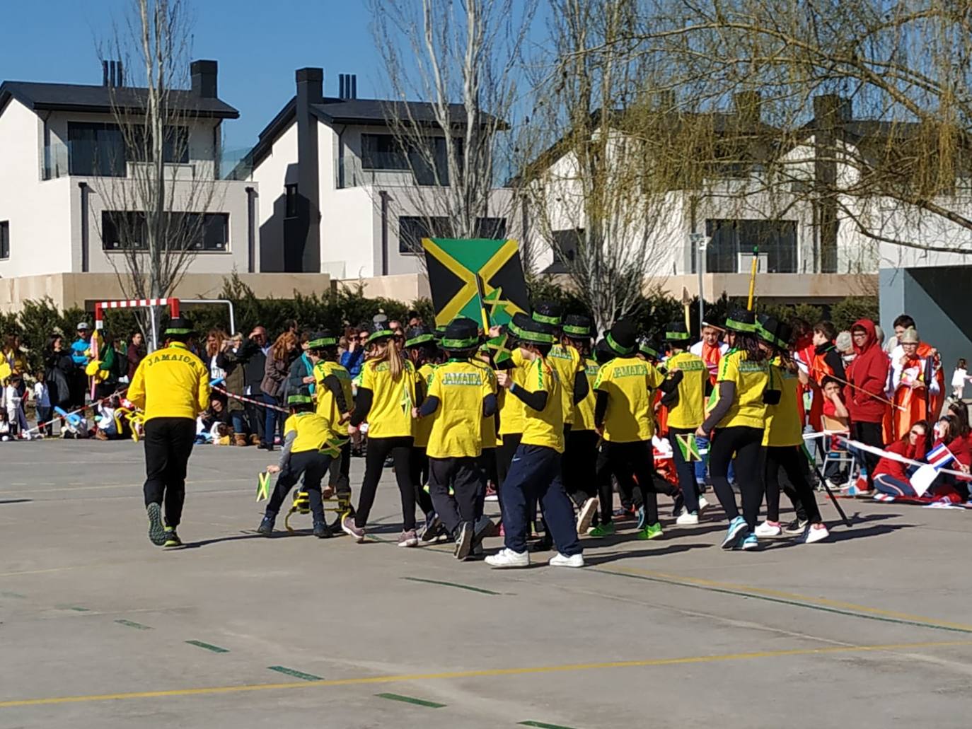 Con la temática de los Juegos Olímpicos, la comunidad educativa del colegio El Peral ha disfrutado del Carnaval con un pasacalles amenizado por la charanga Sal del Compás y posteriormente en el patio del colegio cada clase ha representado a un país de los que participarán el las "Olimperaladas". Antes de empezar, se proclamó el juramento olímpico y después todos los deportistas desfilaron con la música tradicional de su país. Tampoco faltaron los alumnos del CEE número 1 y una representación de residentes del Encinar del Rey que junto con las familias disfrutaron de este día caluroso de Carnaval.