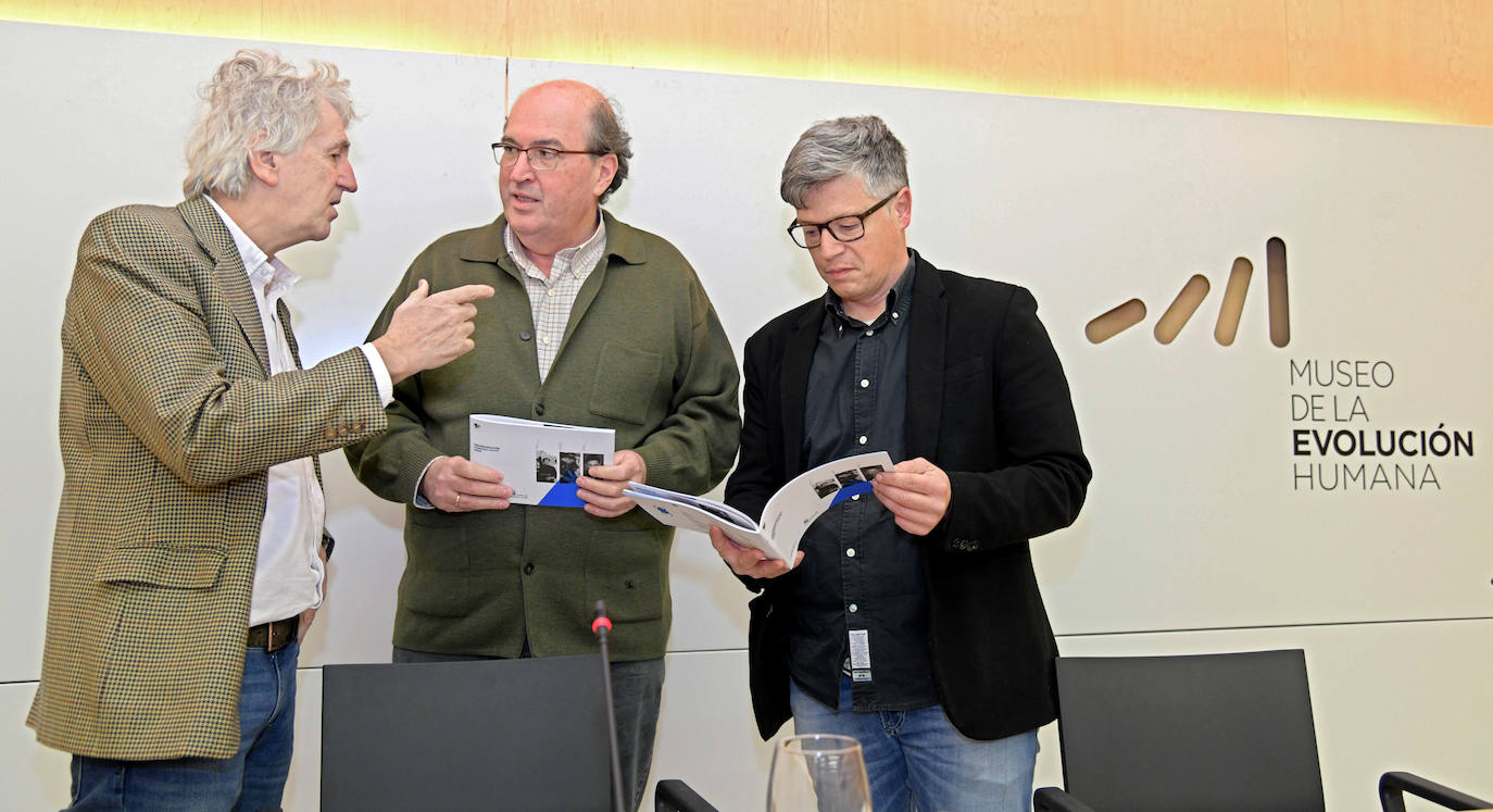 Presentación de la nueva programación del Museo de la Evolución Humana (MEH) correspondiente al periodo febrero-mayo por parte del director general de Políticas Culturales, José Ramón González (C); del director gerente del Sistema Atapuerca y del MEH, Alejandro Sarmiento (D), y del director científico del MEH, Juan Luis Arsuaga (I).
