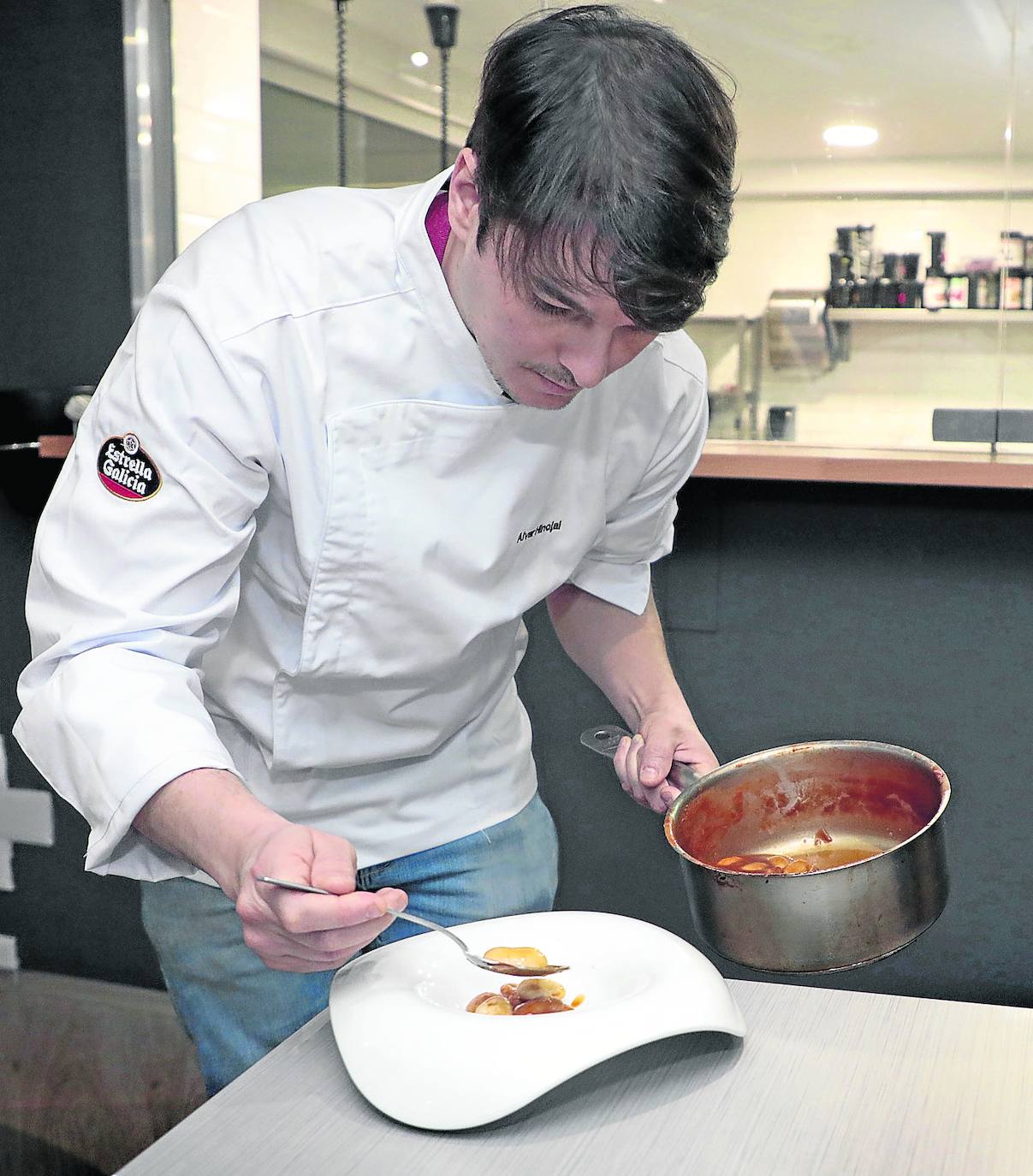 El cocinero Álvar Hinojal, mientras prepara un plato. 