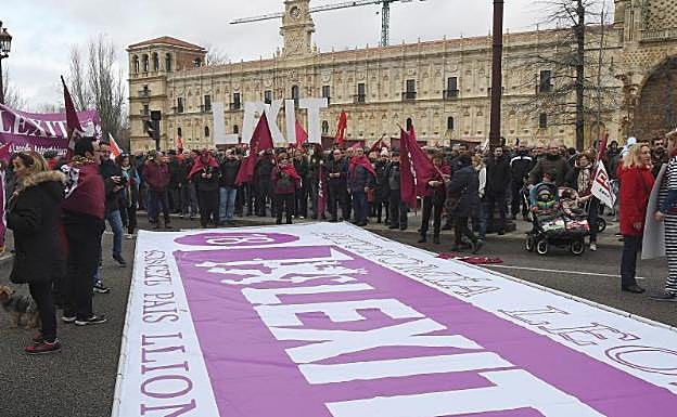 Vista de la manifestación en la que más de 35.000 personas, según fuentes policiales, recorrieron el domingo 16 de febrero las calles de la ciudad de León. 