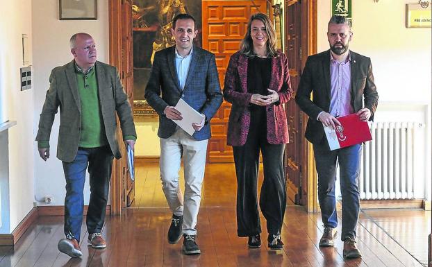 El presidente de la Diputación, Conrado Íscar (centro), junto a los representantes de UGT, CC OO y la CVE instantes antes de firmar el acuerdo de Diálogo Social, ayer por la mañana en el Palacio de Pimentel.