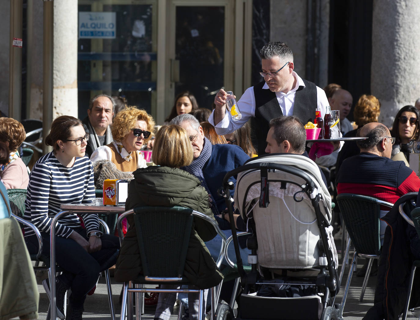 Los vallisoletanos ha aprovechado hoy el tiempo primaveral para tomar el aperitivo en las terrazas. 