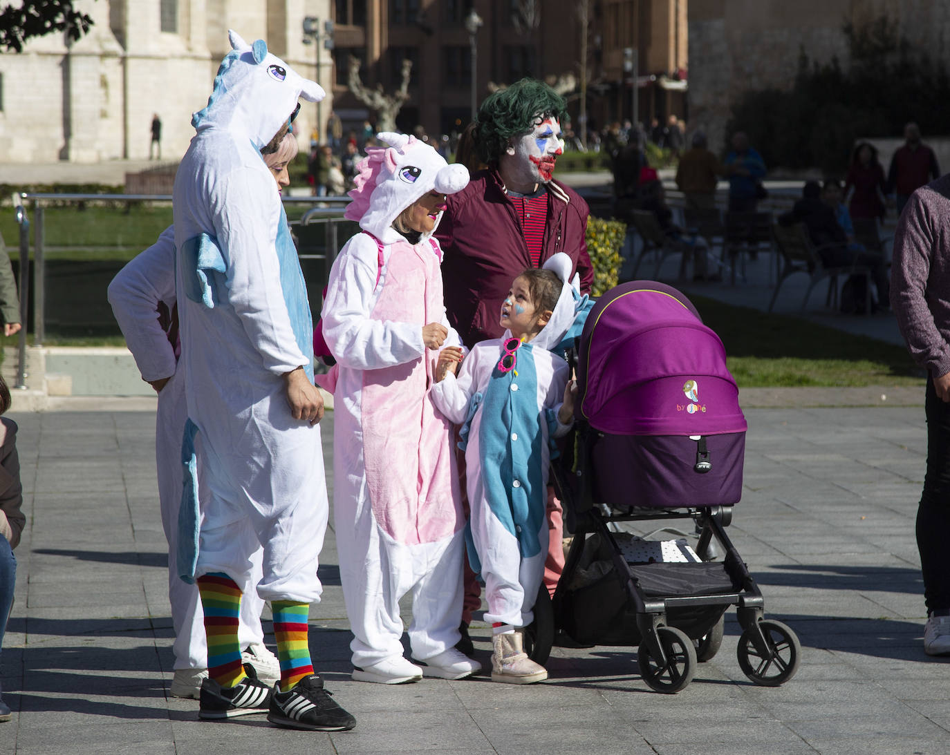 Decenas de vallisoletanos han disfrutado en la mañana de este sábado con el pasacalles de carnaval que ha recorrido la plaza de Portugalete. 