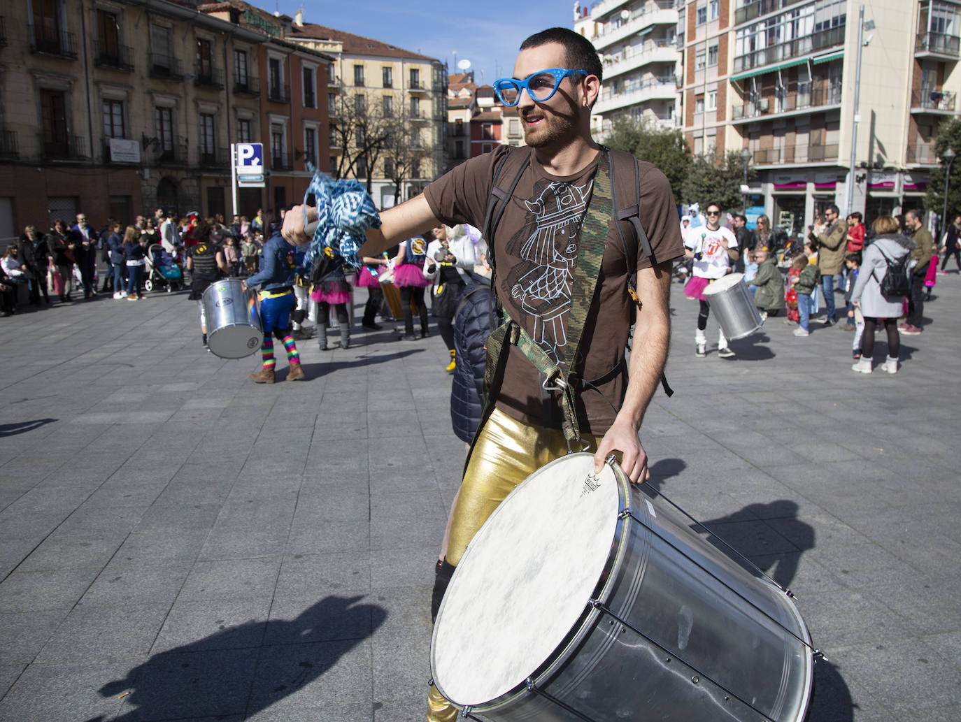 Decenas de vallisoletanos han disfrutado en la mañana de este sábado con el pasacalles de carnaval que ha recorrido la plaza de Portugalete. 