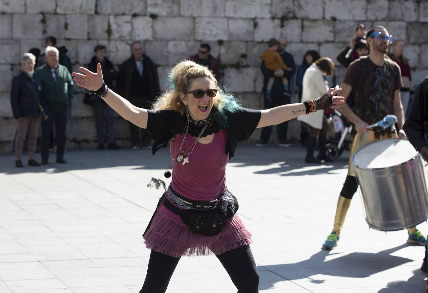 Decenas de vallisoletanos han disfrutado en la mañana de este sábado con el pasacalles de carnaval que ha recorrido la plaza de Portugalete. 