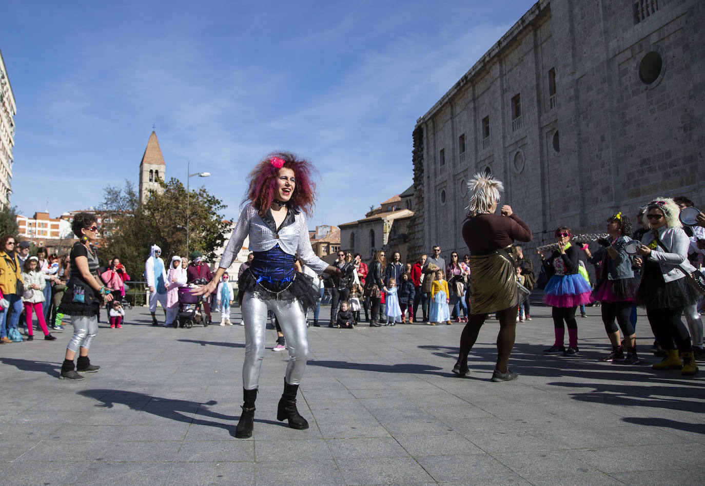 Decenas de vallisoletanos han disfrutado en la mañana de este sábado con el pasacalles de carnaval que ha recorrido la plaza de Portugalete. 