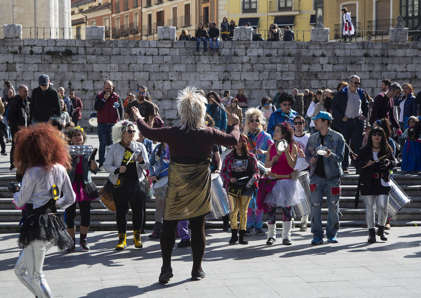 Decenas de vallisoletanos han disfrutado en la mañana de este sábado con el pasacalles de carnaval que ha recorrido la plaza de Portugalete. 