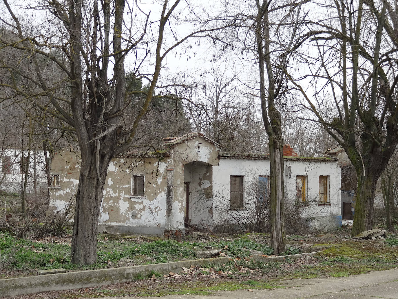 Grupo de viviendas San Alberto El Magno, inaugurado en 1951 y abandonado hoy a la espera de su urbanización.