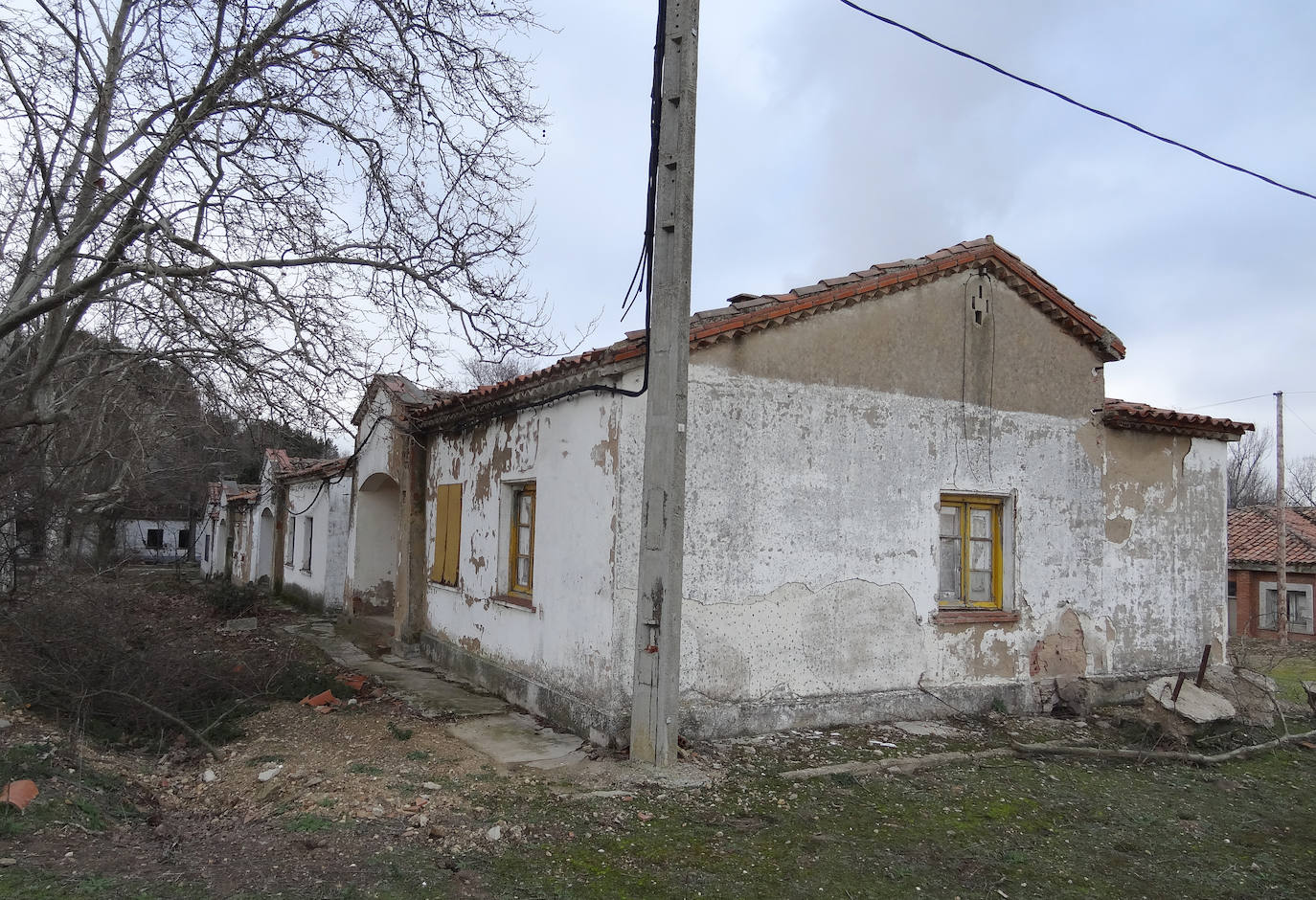 Grupo de viviendas San Alberto El Magno, inaugurado en 1951 y abandonado hoy a la espera de su urbanización.