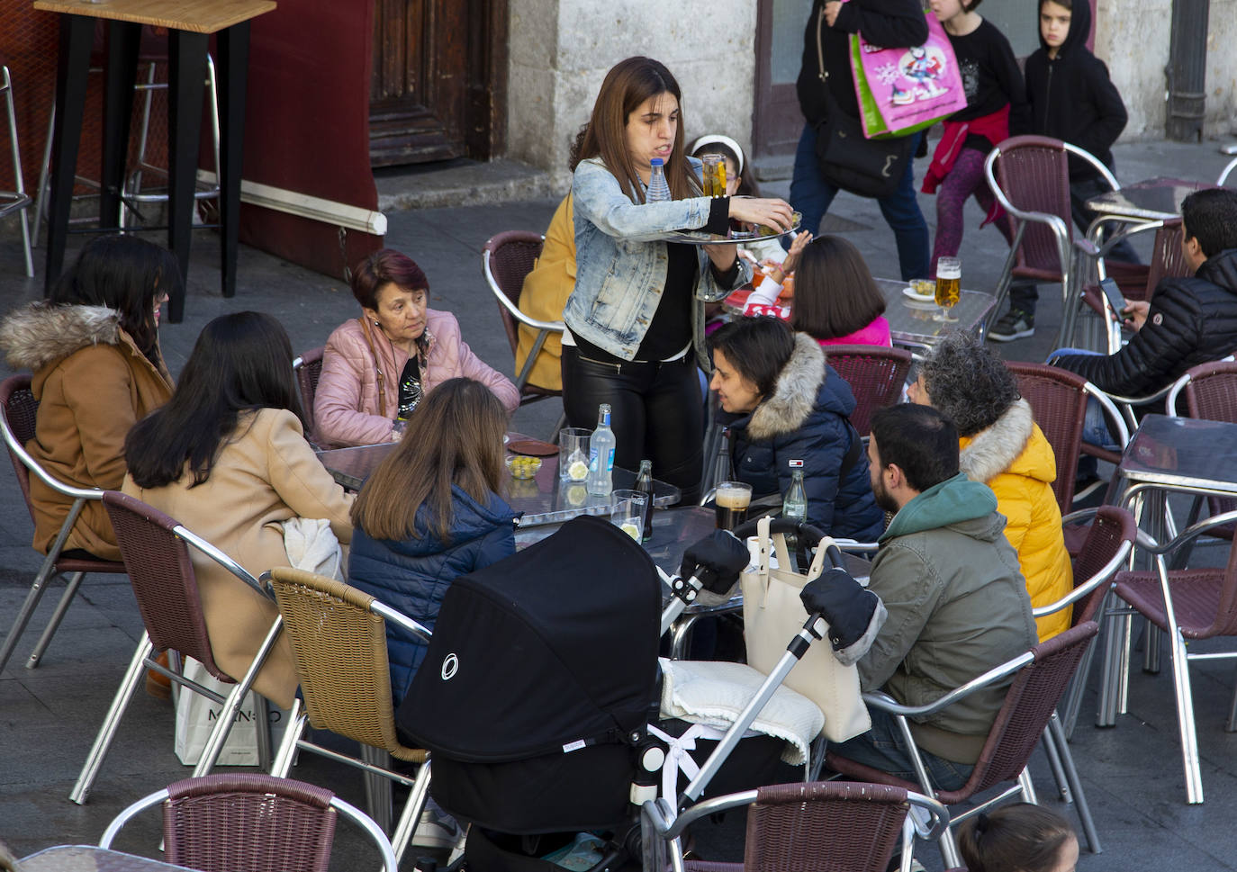 Los vallisoletanos ha aprovechado hoy el tiempo primaveral para tomar el aperitivo en las terrazas. 