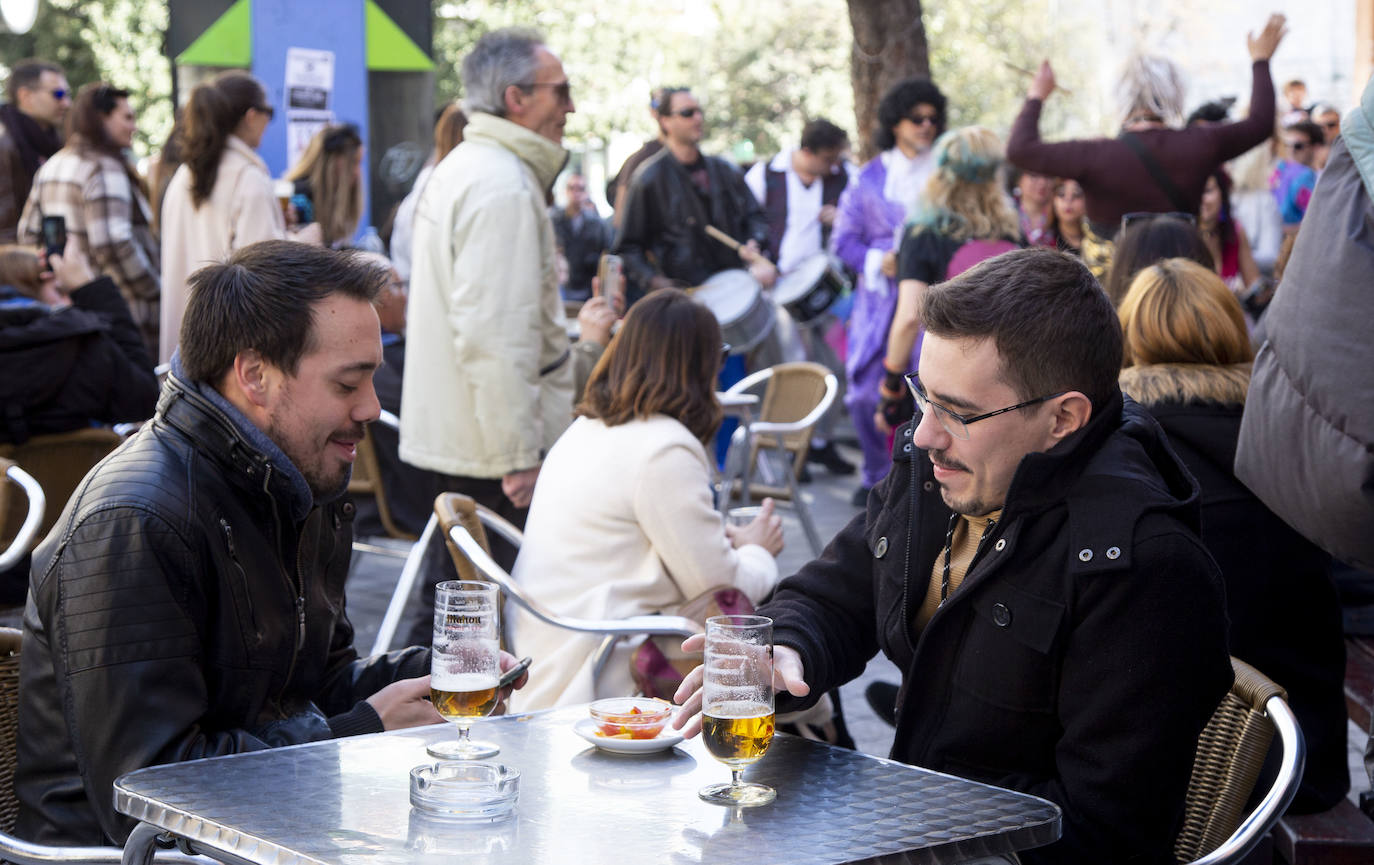 Los vallisoletanos ha aprovechado hoy el tiempo primaveral para tomar el aperitivo en las terrazas. 