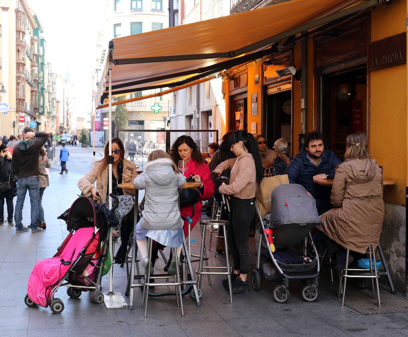 Los vallisoletanos ha aprovechado hoy el tiempo primaveral para tomar el aperitivo en las terrazas. 