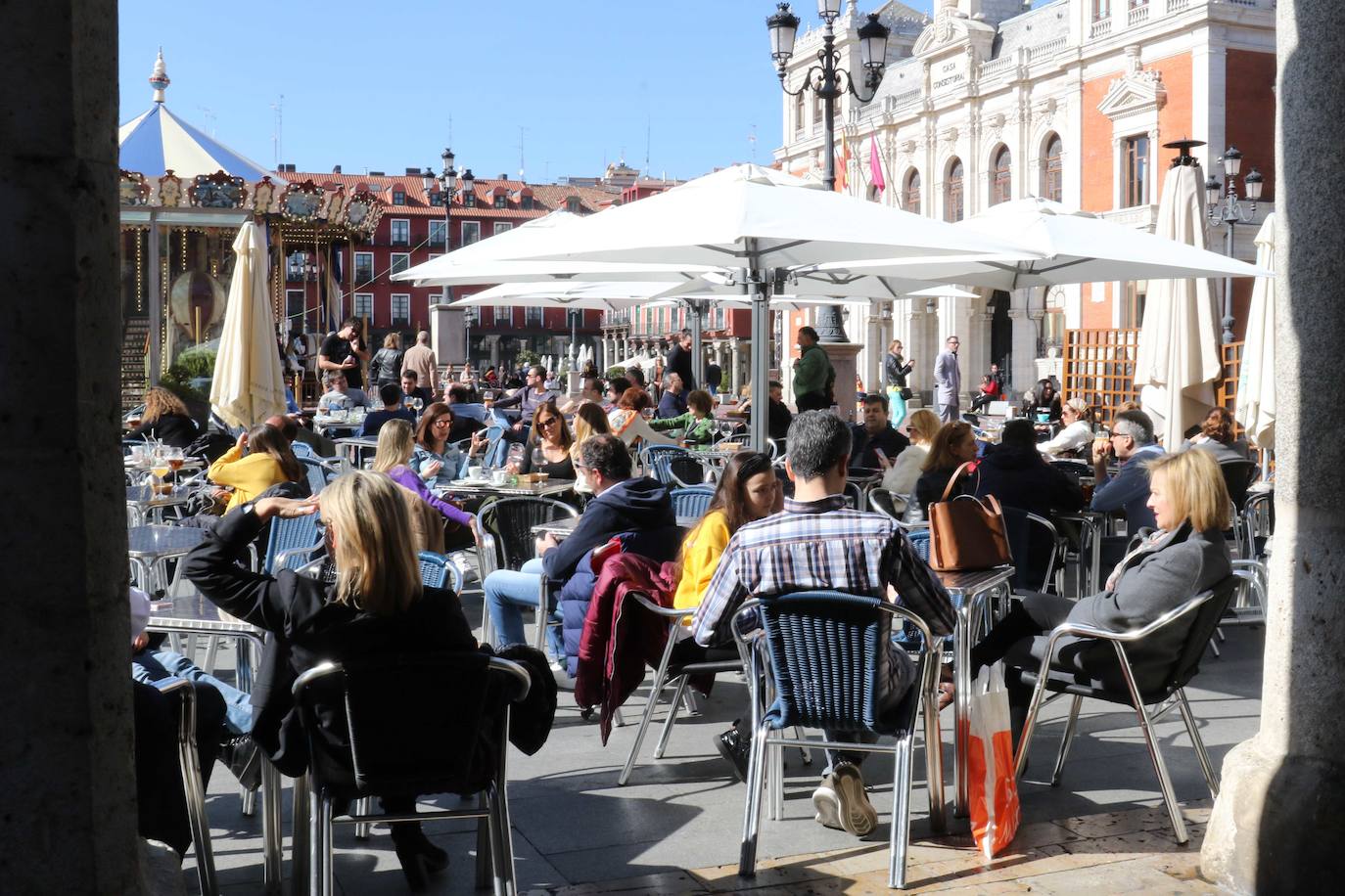 Los vallisoletanos ha aprovechado hoy el tiempo primaveral para tomar el aperitivo en las terrazas. 