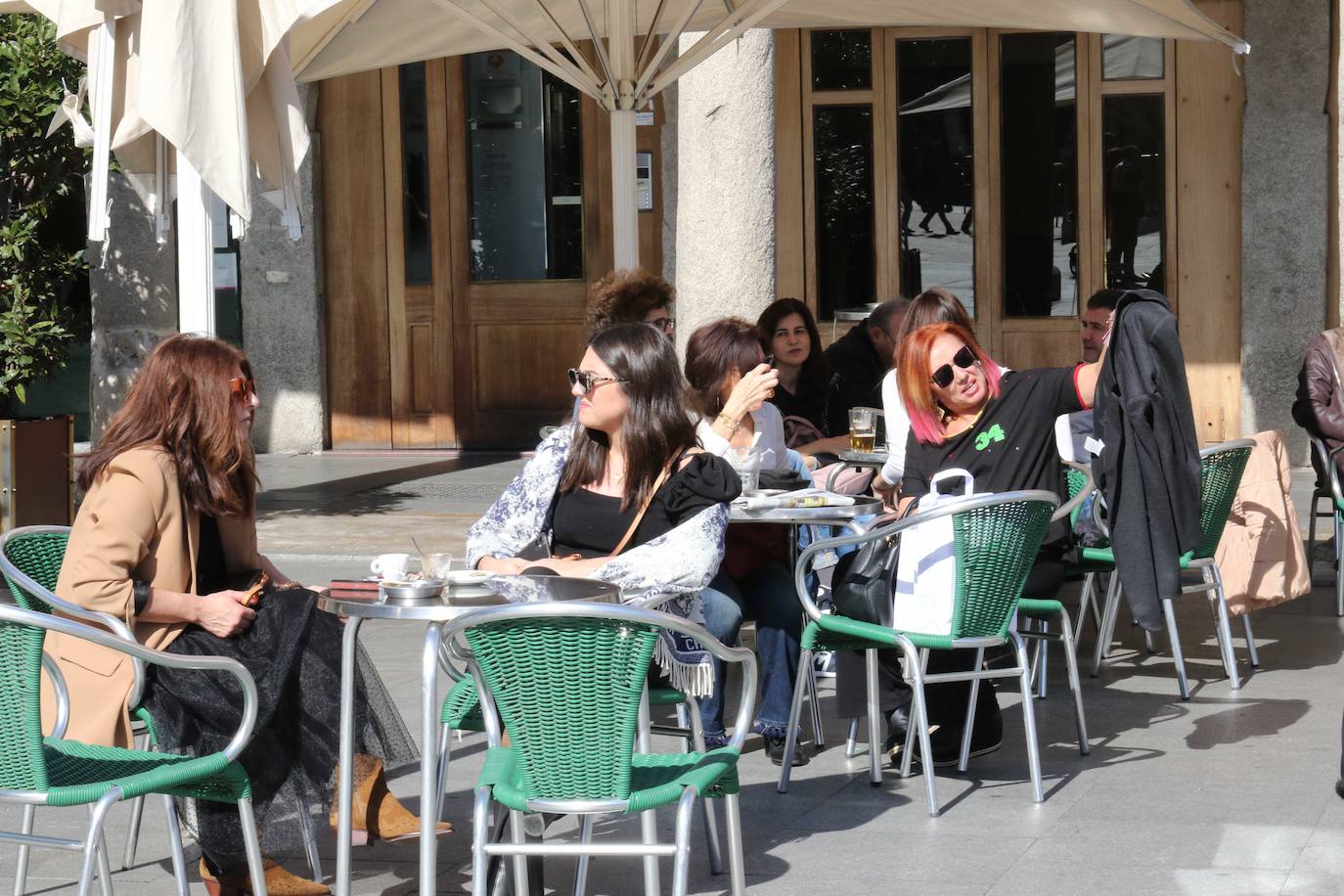 Los vallisoletanos ha aprovechado hoy el tiempo primaveral para tomar el aperitivo en las terrazas. 