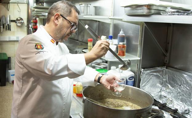 Imagen principal - El cocinero Antonio García con dos de sus creaciones. 