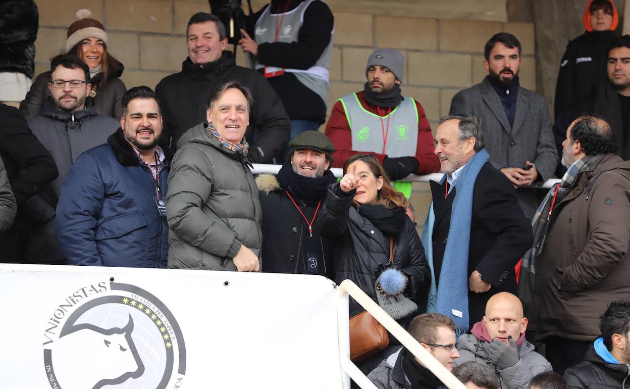 El alcalde, en el palco de Las Pistas ante el Deportivo de La Coruña. 