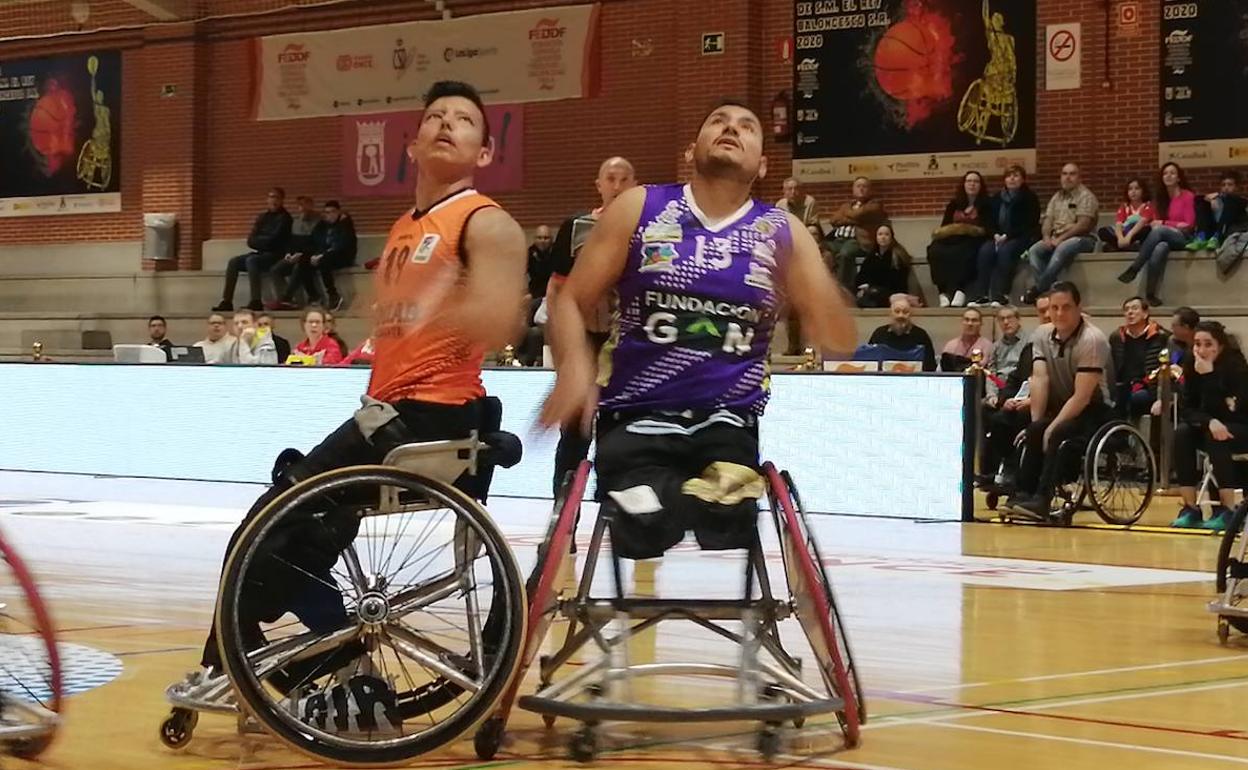 Los jugadores del Albacete y del Grupo Norte tratan de ganar el rebote.