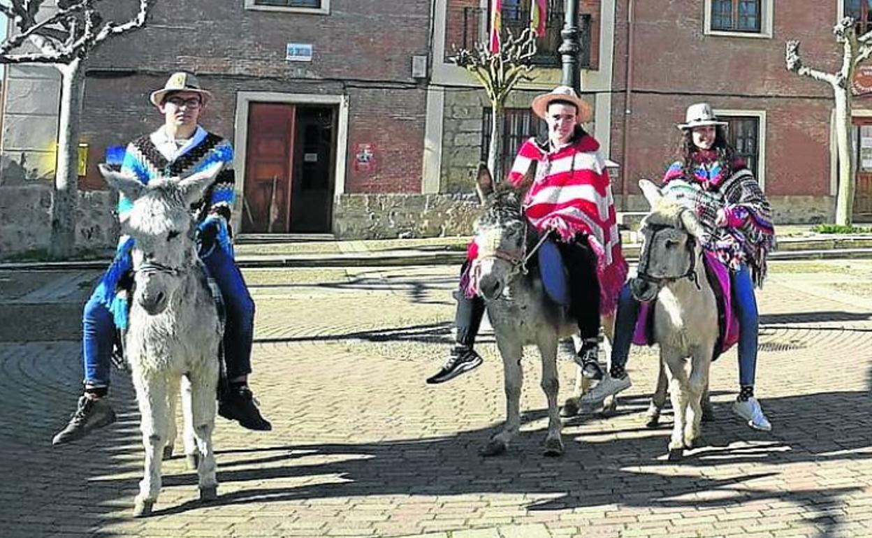 Los quintos, montados en burro. 