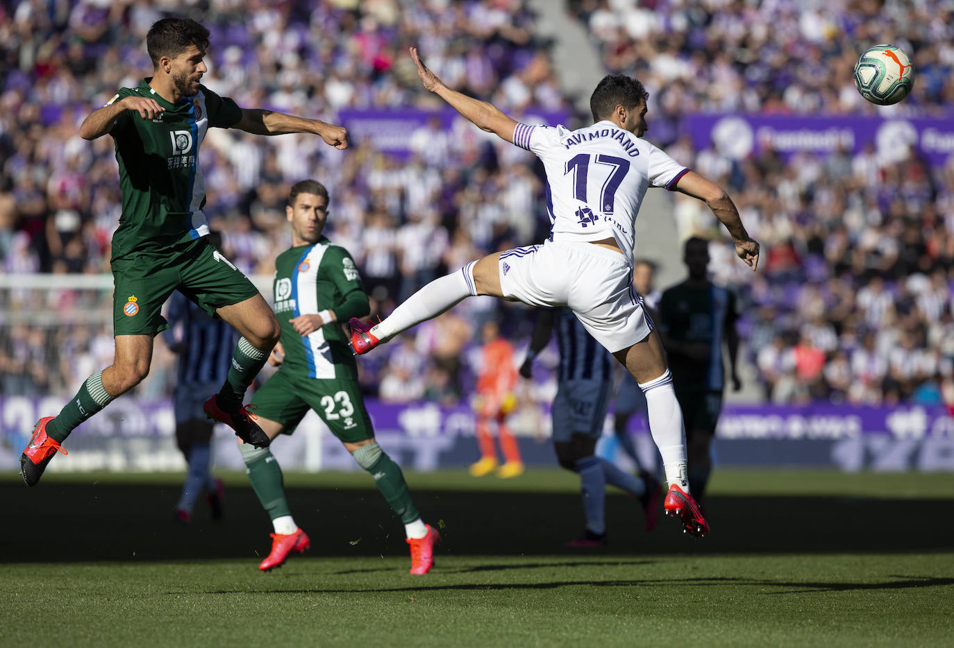 Los goles de Sandro y Sergi Guardiola desatascaron un partido plomizo en el que el Espanyol jugó con uno menos durante más de una hora. 