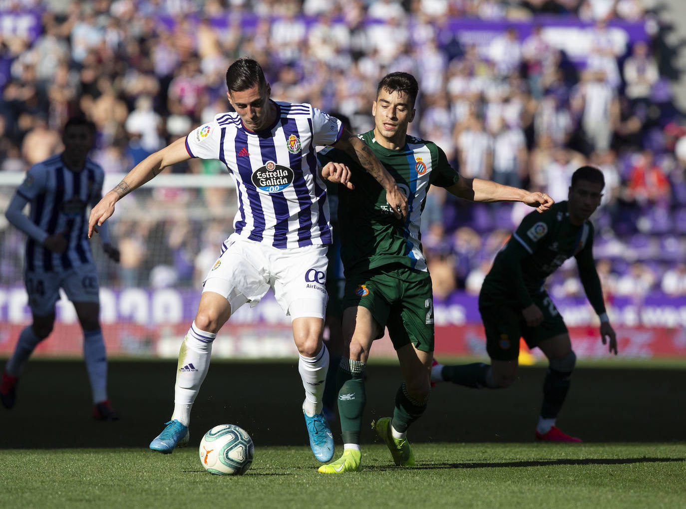 Los goles de Sandro y Sergi Guardiola desatascaron un partido plomizo en el que el Espanyol jugó con uno menos durante más de una hora. 