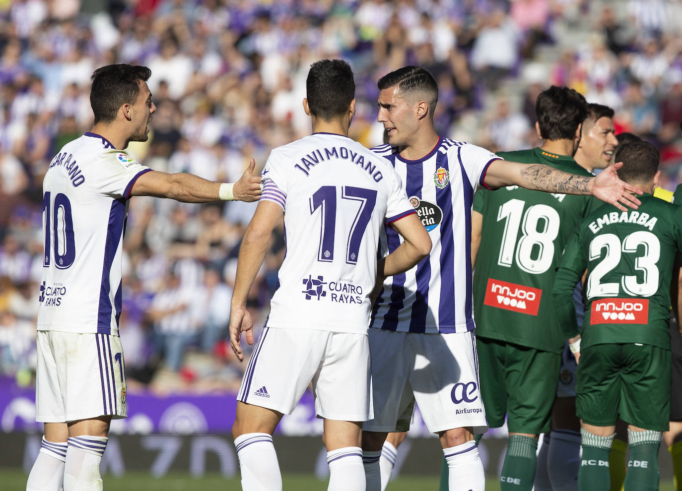 Los goles de Sandro y Sergi Guardiola desatascaron un partido plomizo en el que el Espanyol jugó con uno menos durante más de una hora. 