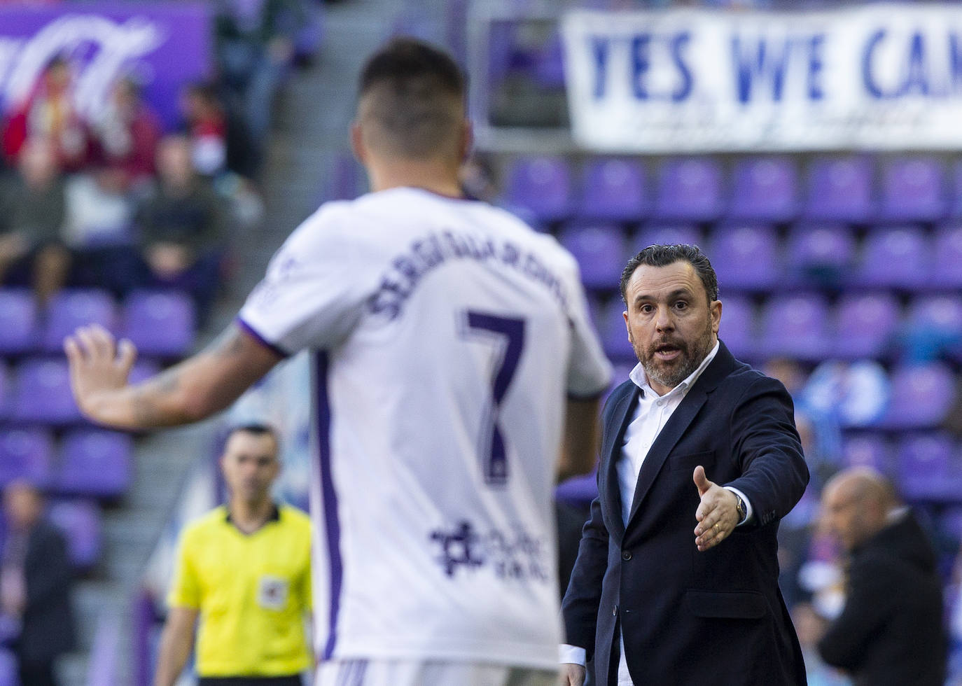 Los goles de Sandro y Sergi Guardiola desatascaron un partido plomizo en el que el Espanyol jugó con uno menos durante más de una hora. 