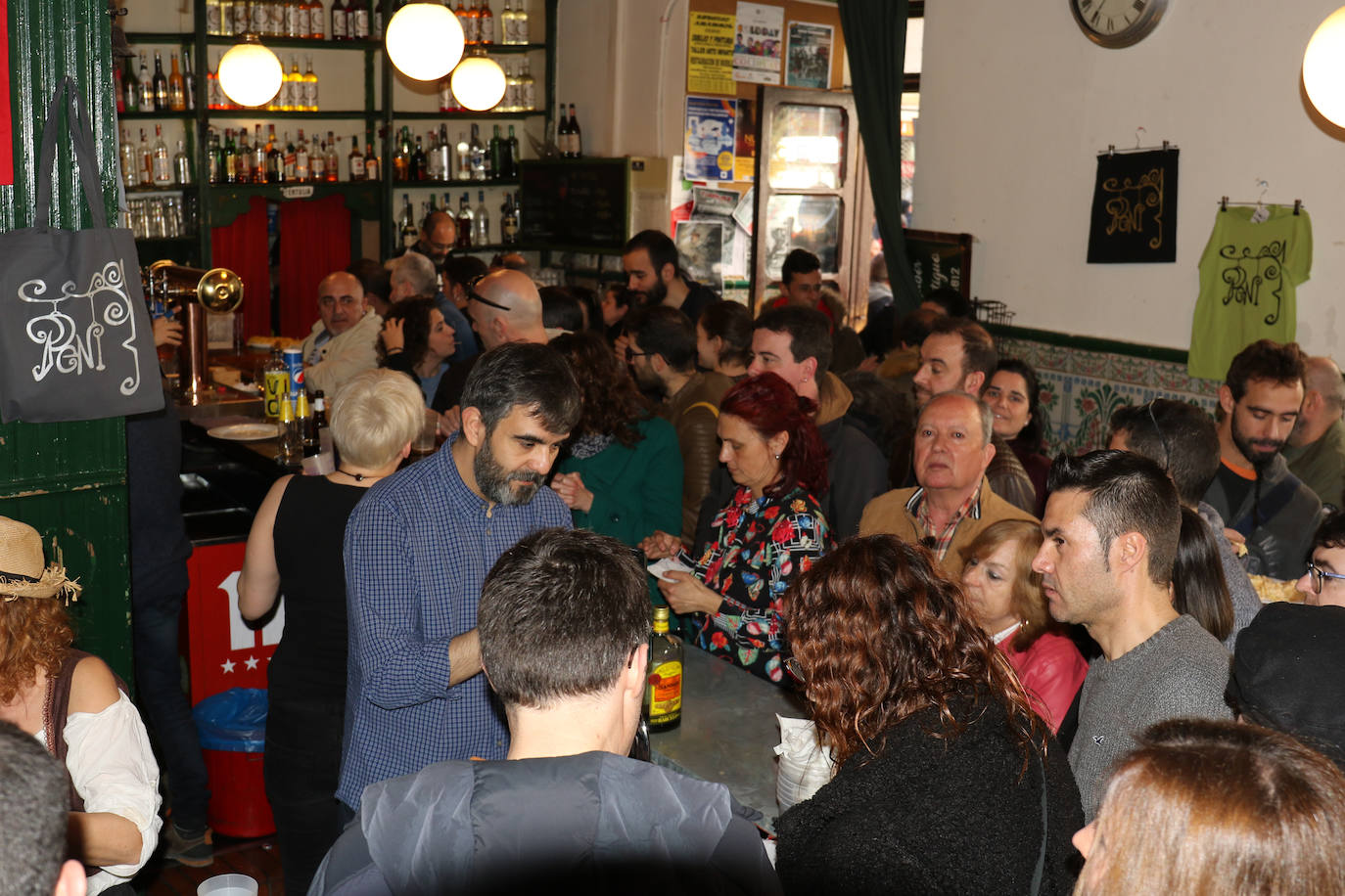 Cientos de personas han participado en la mañana de este domingo en la fiesta de despedida del mítico bar Penicilino, que reabrirá cuando se reforme el edificio. 