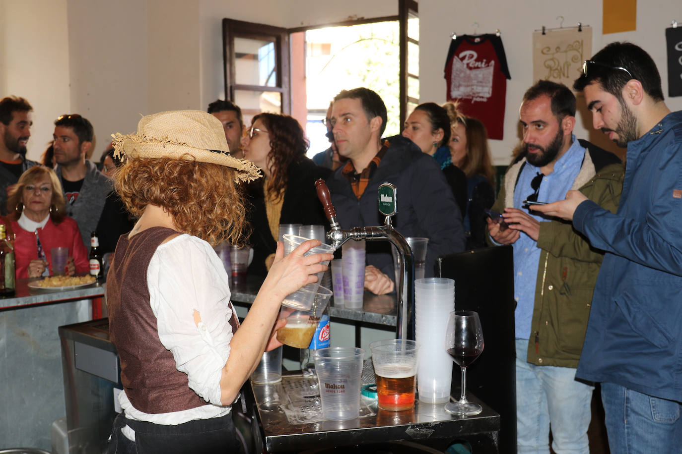 Cientos de personas han participado en la mañana de este domingo en la fiesta de despedida del mítico bar Penicilino, que reabrirá cuando se reforme el edificio. 