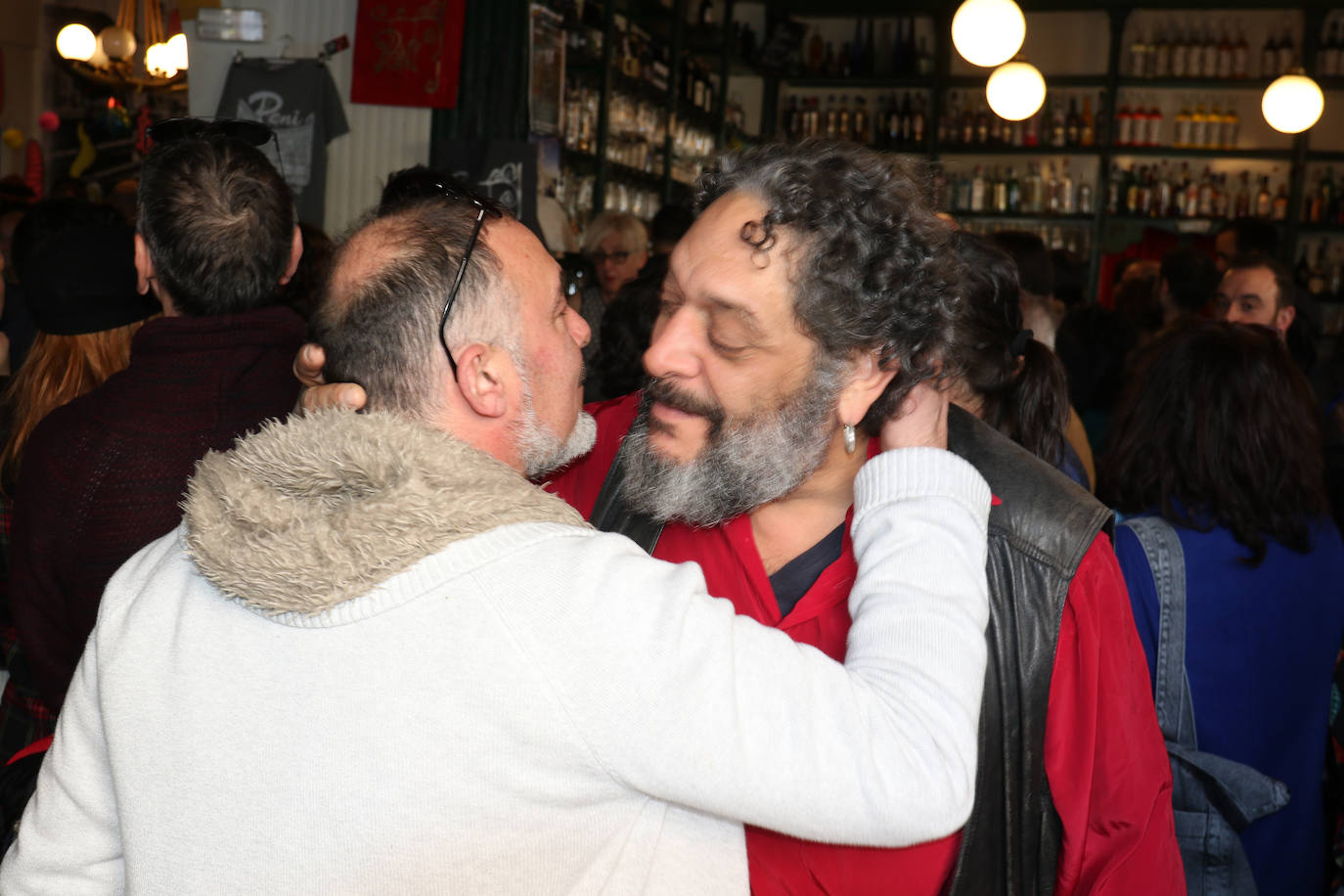 Cientos de personas han participado en la mañana de este domingo en la fiesta de despedida del mítico bar Penicilino, que reabrirá cuando se reforme el edificio. 