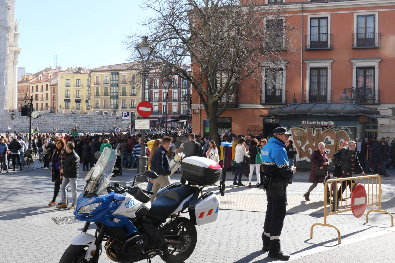 Cientos de personas han participado en la mañana de este domingo en la fiesta de despedida del mítico bar Penicilino, que reabrirá cuando se reforme el edificio. 