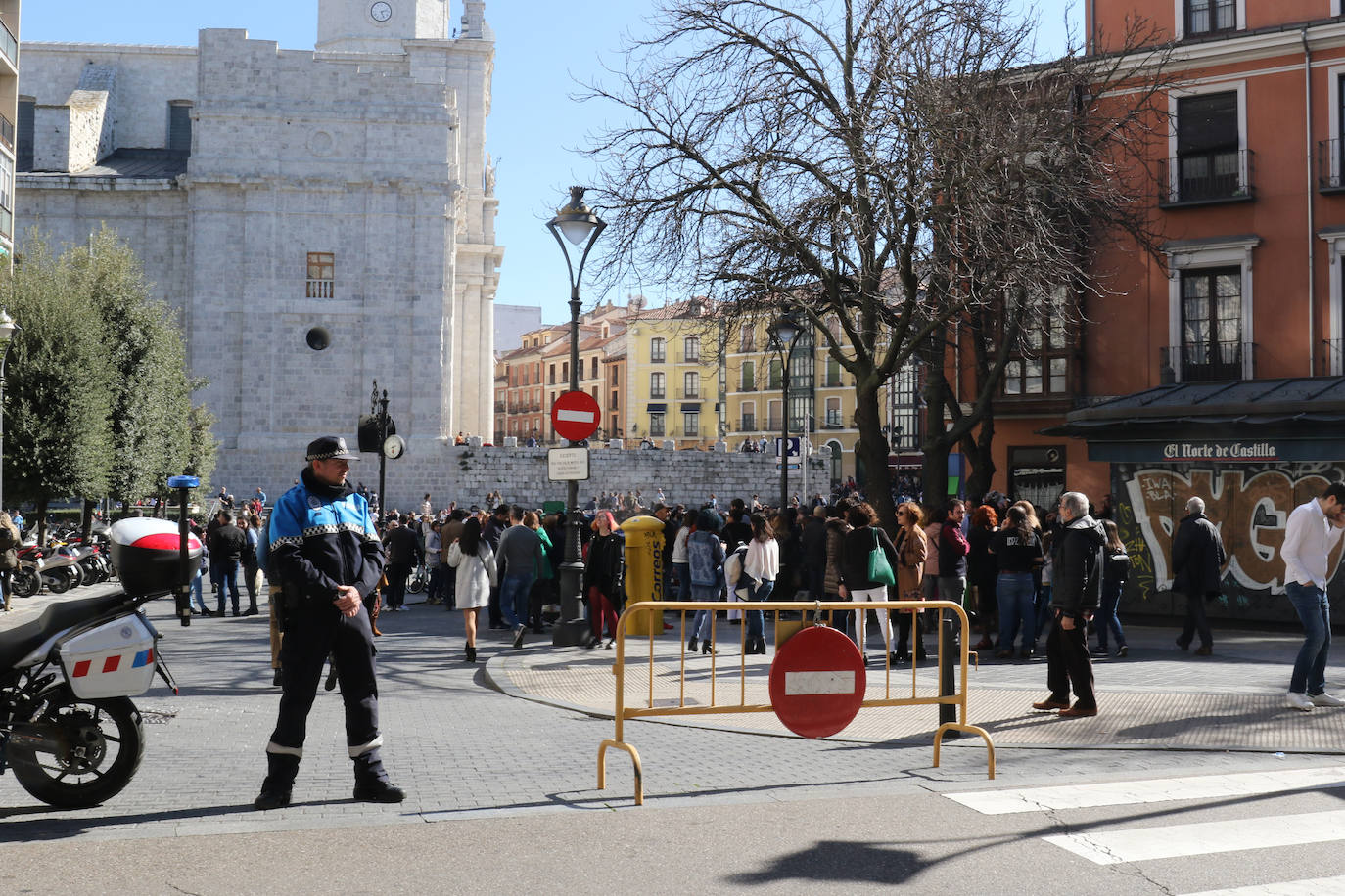 Cientos de personas han participado en la mañana de este domingo en la fiesta de despedida del mítico bar Penicilino, que reabrirá cuando se reforme el edificio. 