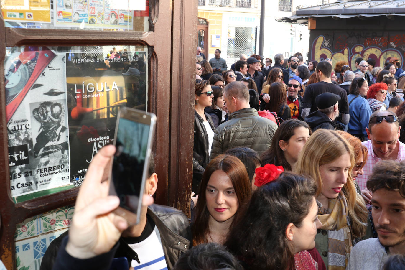 Cientos de personas han participado en la mañana de este domingo en la fiesta de despedida del mítico bar Penicilino, que reabrirá cuando se reforme el edificio. 