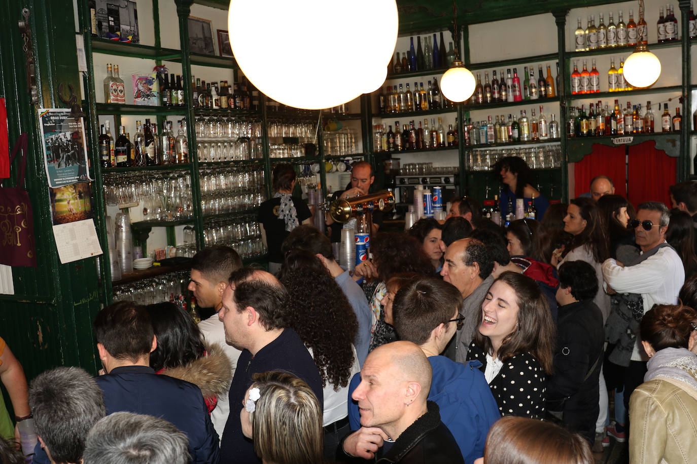 Cientos de personas han participado en la mañana de este domingo en la fiesta de despedida del mítico bar Penicilino, que reabrirá cuando se reforme el edificio. 