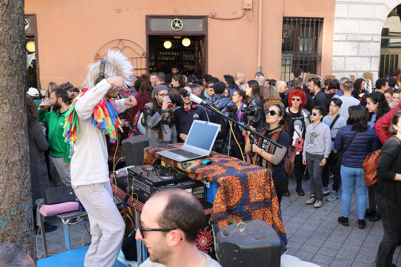 Cientos de personas han participado en la mañana de este domingo en la fiesta de despedida del mítico bar Penicilino, que reabrirá cuando se reforme el edificio. 