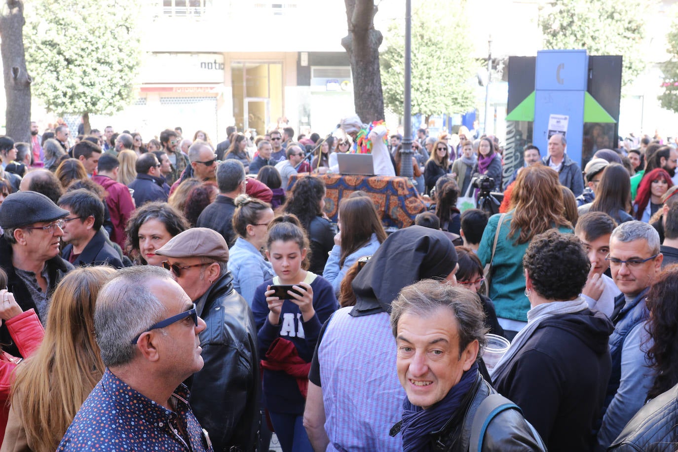 Cientos de personas han participado en la mañana de este domingo en la fiesta de despedida del mítico bar Penicilino, que reabrirá cuando se reforme el edificio. 