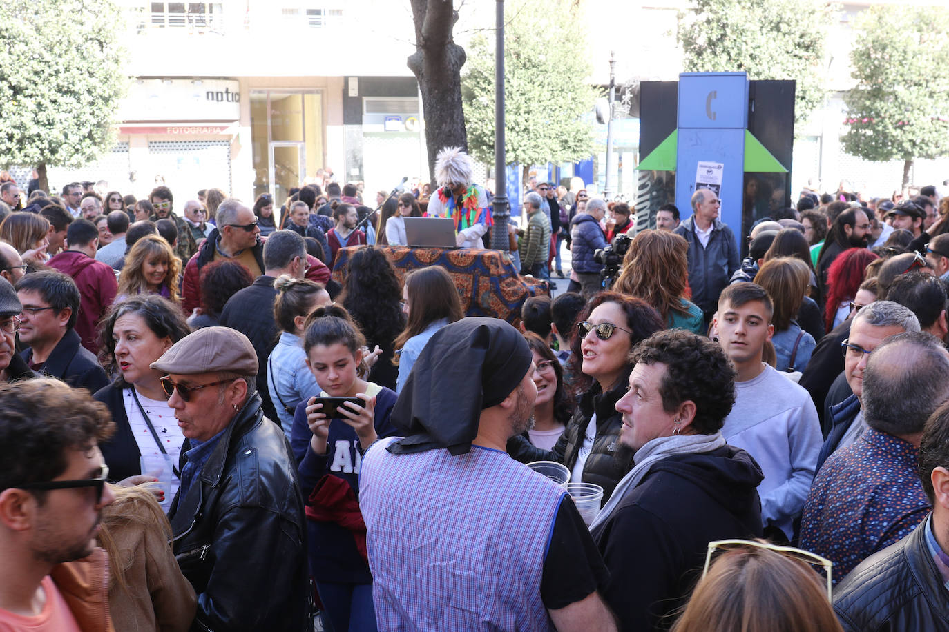 Cientos de personas han participado en la mañana de este domingo en la fiesta de despedida del mítico bar Penicilino, que reabrirá cuando se reforme el edificio. 