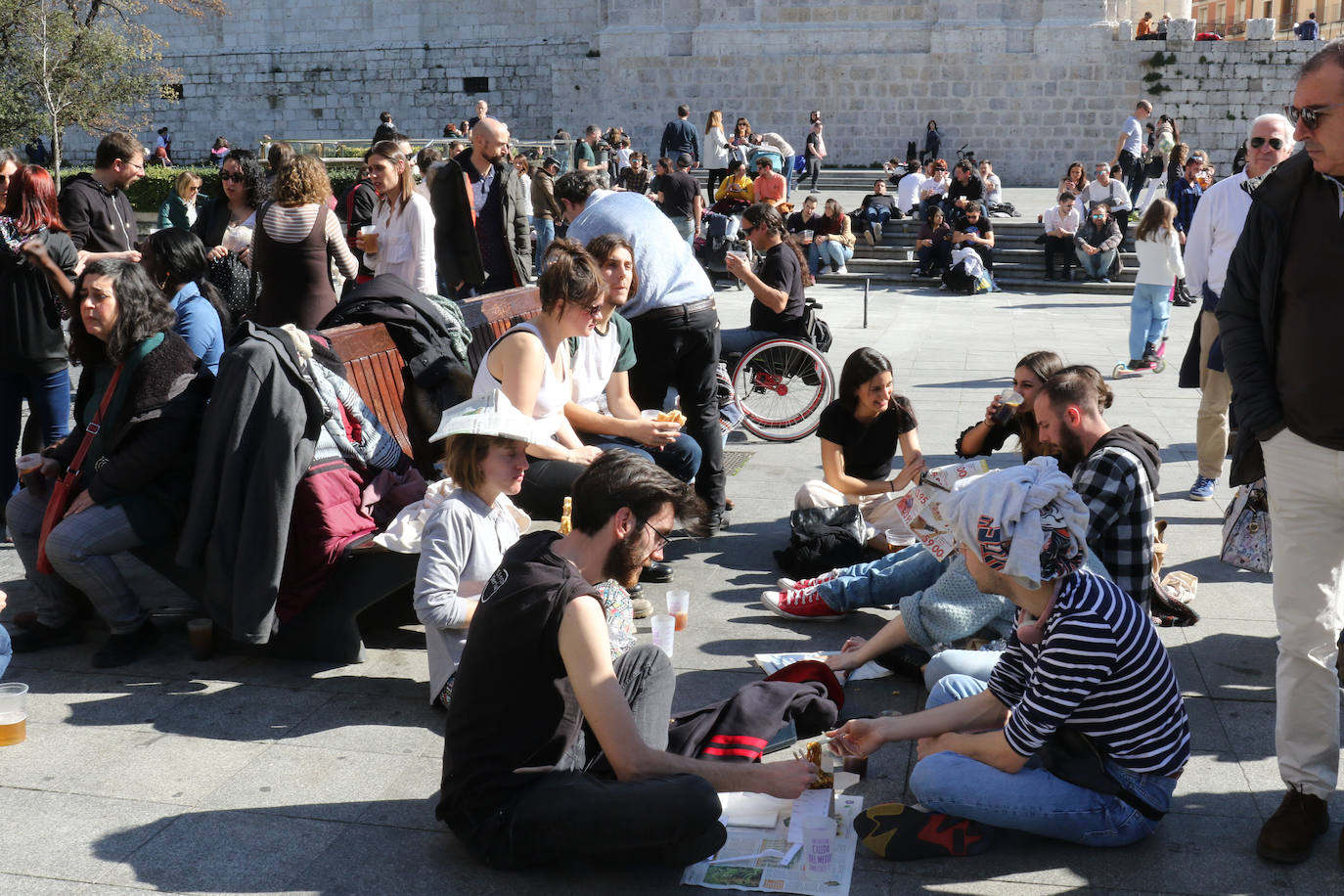 Cientos de personas han participado en la mañana de este domingo en la fiesta de despedida del mítico bar Penicilino, que reabrirá cuando se reforme el edificio. 