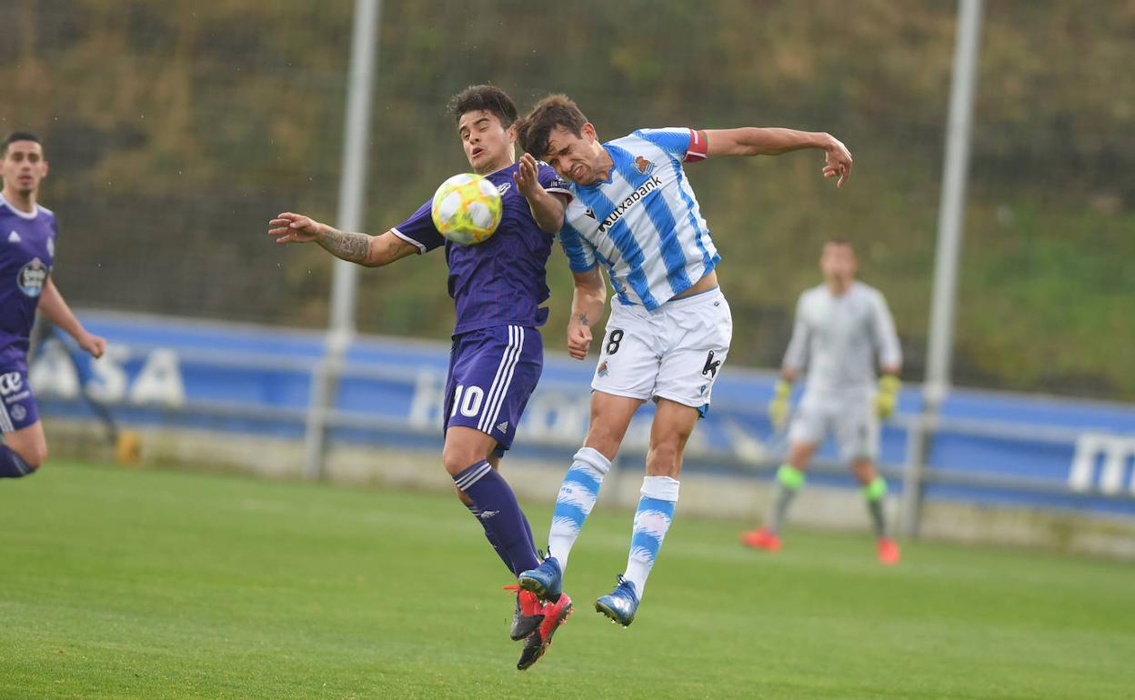 Zalazar disputa un balón dividido
