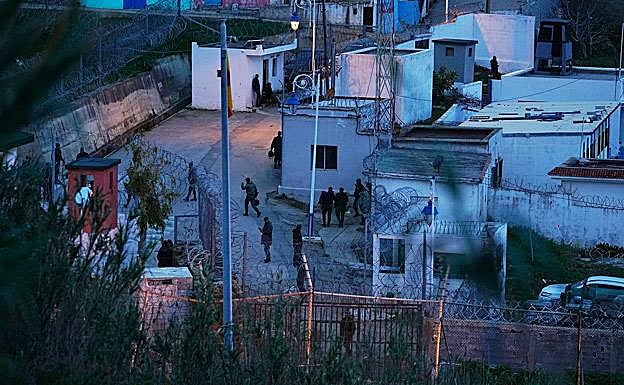 Policías y soldados se agolpan del lado marroquí tras detectarse un intento de asalto a la valla en el sector de Benzú por parte de un centenar de ilegales.