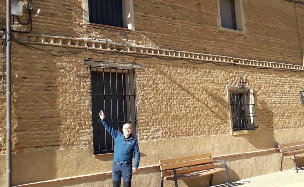 El alcalde de Santervás de Campos, Santiago Baeza, muestra la instalación. 