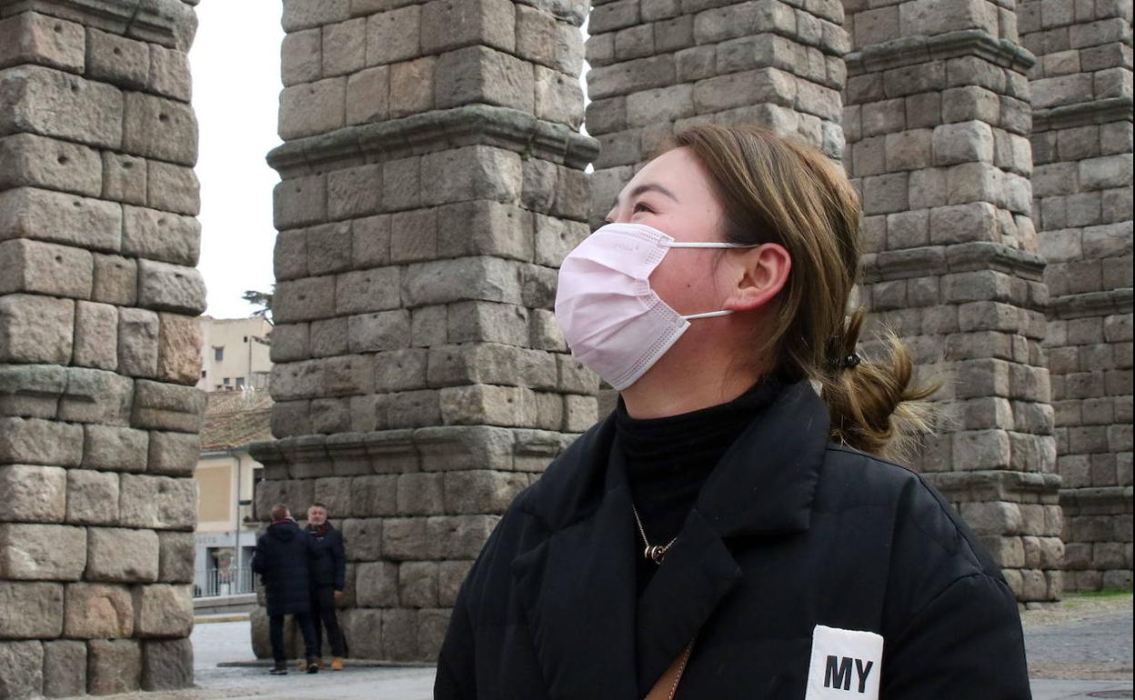 Turista china con mascarilla, el pasado enero en el Azoguejo. 