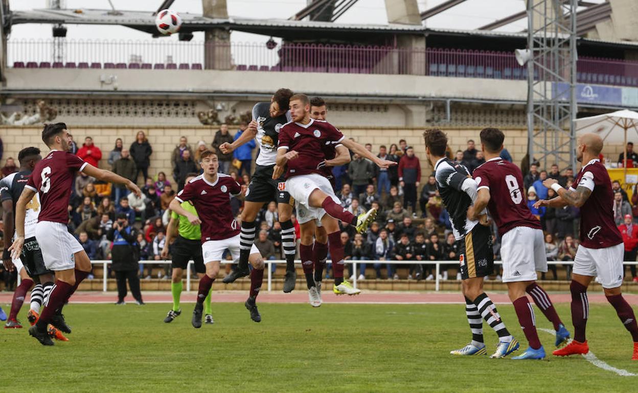 Carlos de la Nava y Sergio Molina pugnan por un balón aéreo en el derbi de la pasada temporada en Las Pistas entre Unionistas y el Salamanca CFUDS.