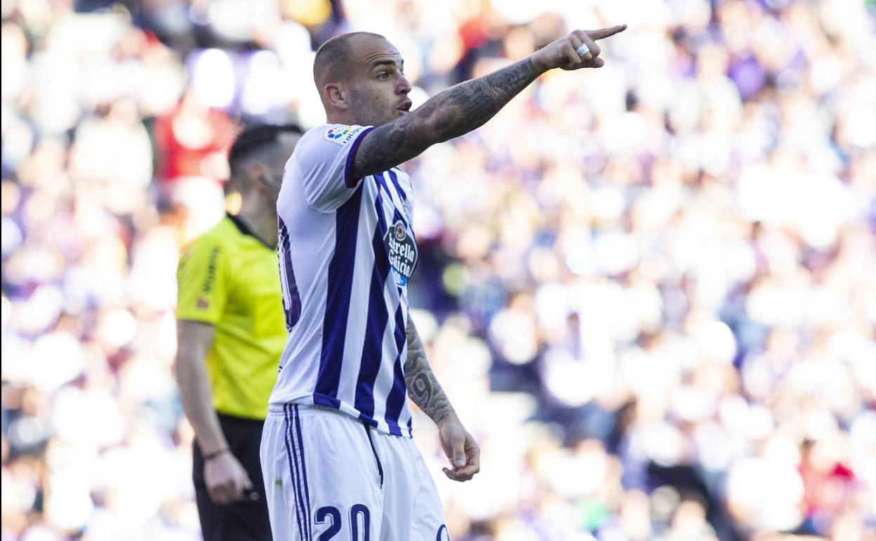 Sandro Ramírez gesticula durante el partido.