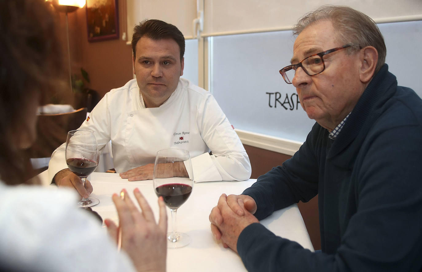 Imagen principal - Conejo asado a baja temperatura con trufa y bacalao Skey con graten de trufa y petazetas de lima y frambuesa.