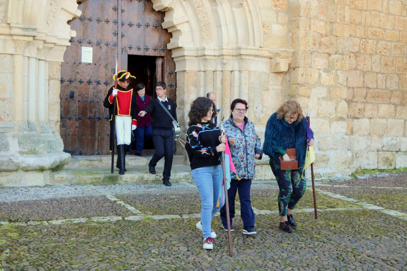 Los niños portaron los banderines durante la celebración y los hermanos de la Cofradía de Ánimas desfilaron por las principales calles de la localidad