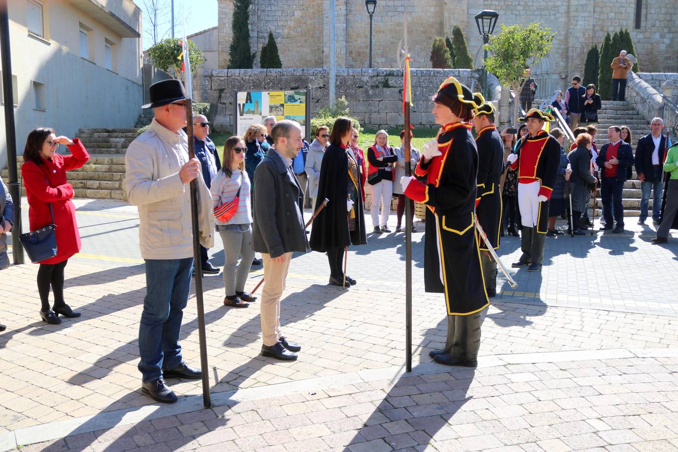 Los niños portaron los banderines durante la celebración y los hermanos de la Cofradía de Ánimas desfilaron por las principales calles de la localidad