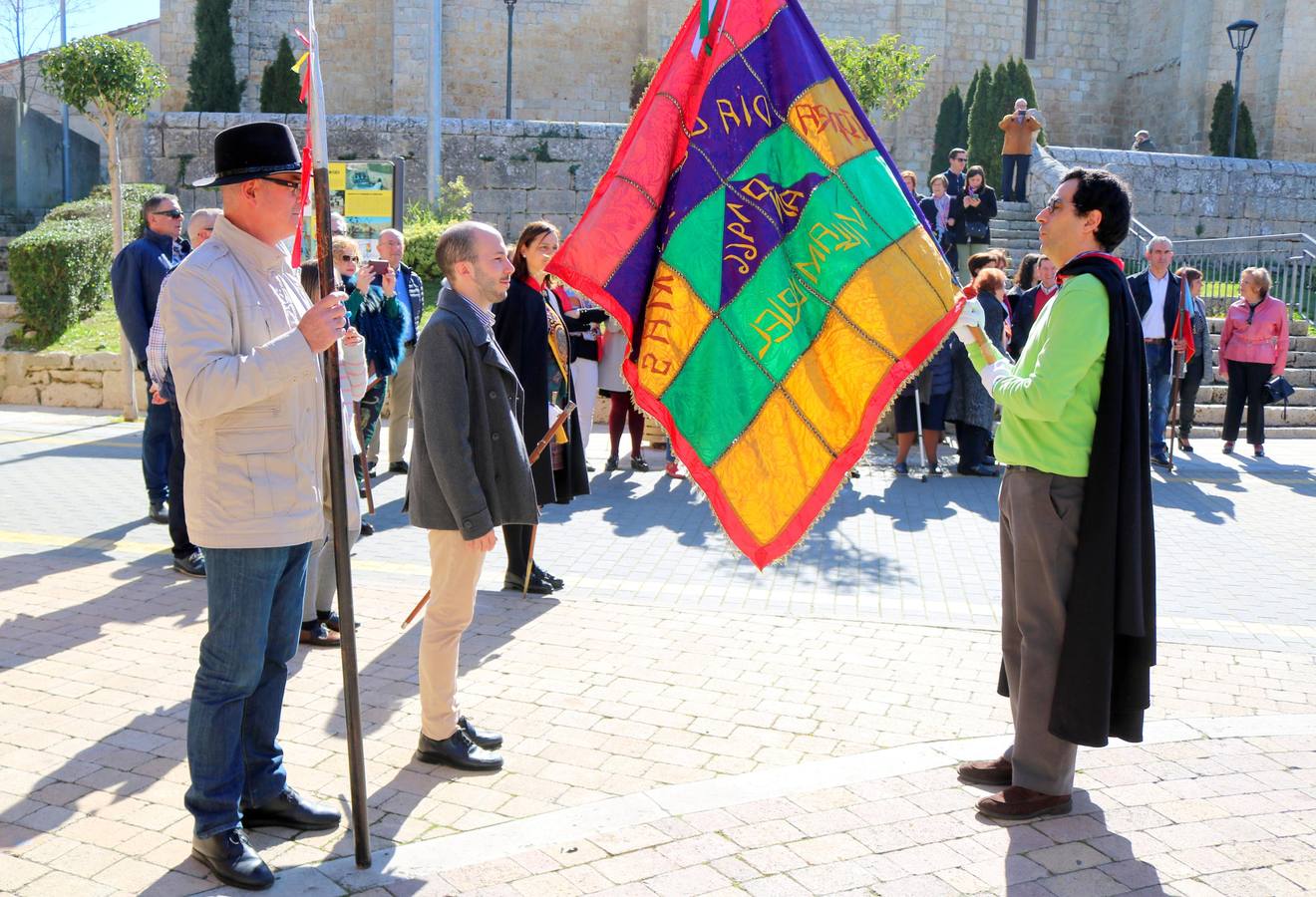 Los niños portaron los banderines durante la celebración y los hermanos de la Cofradía de Ánimas desfilaron por las principales calles de la localidad