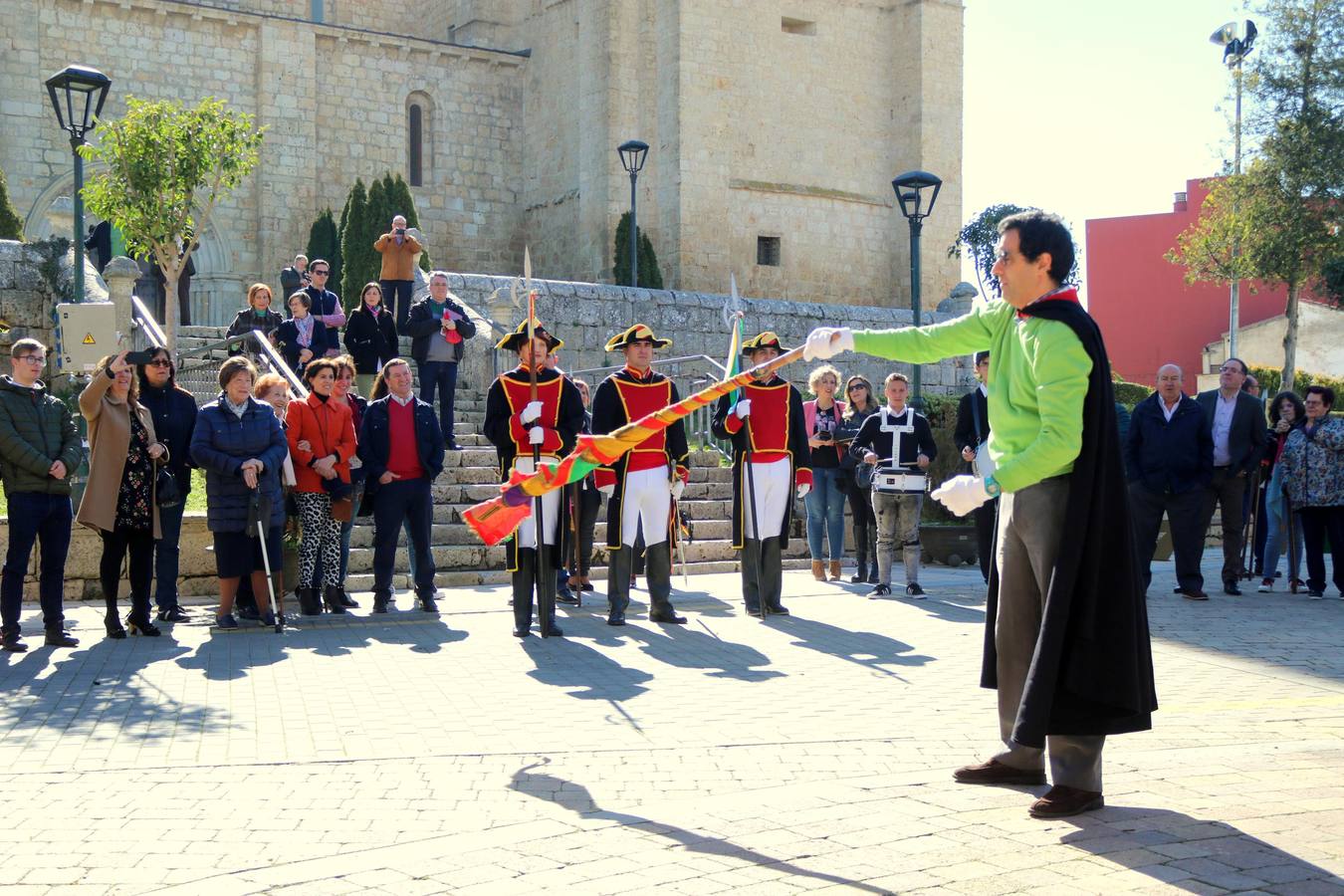 Los niños portaron los banderines durante la celebración y los hermanos de la Cofradía de Ánimas desfilaron por las principales calles de la localidad