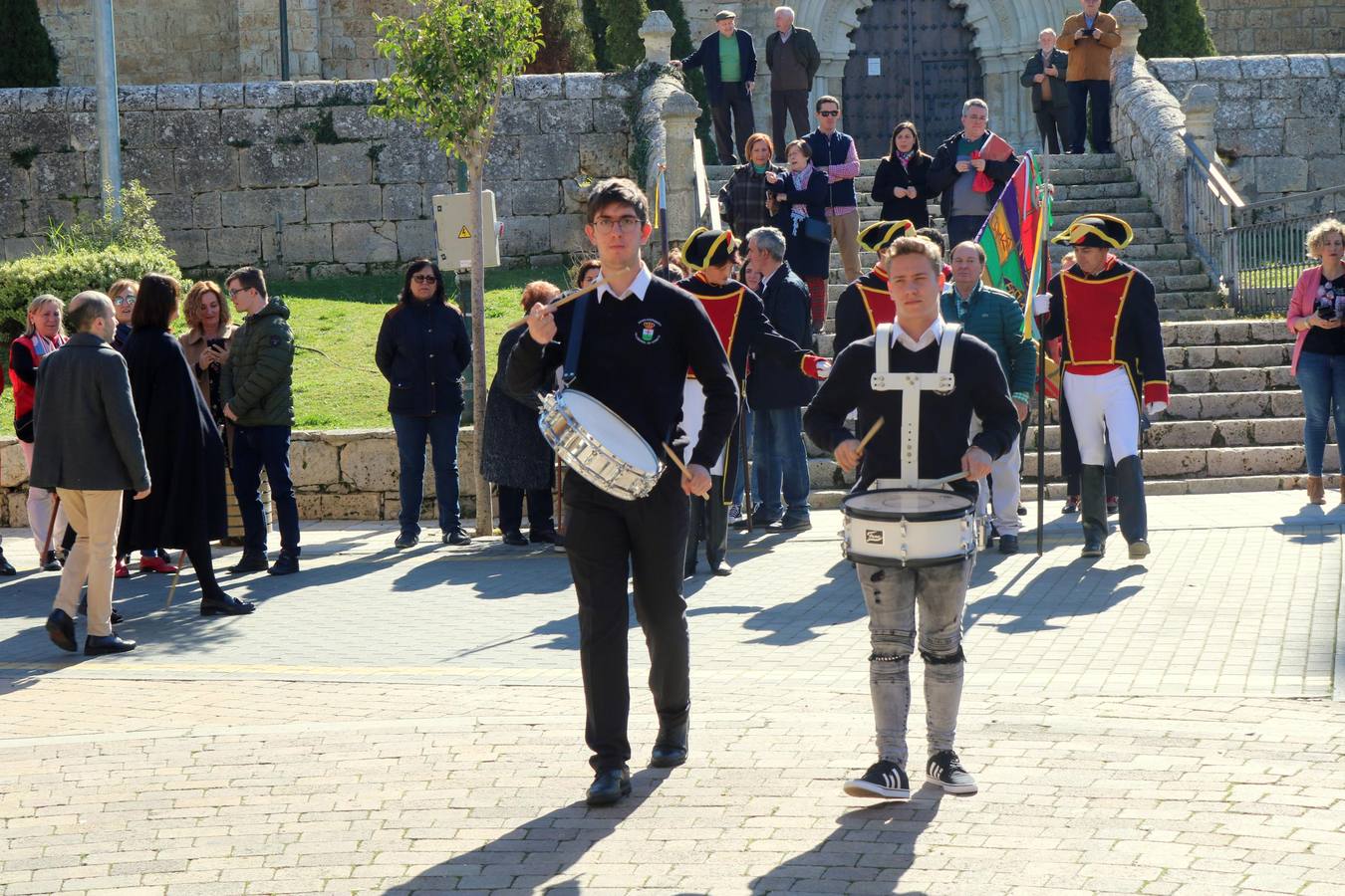 Los niños portaron los banderines durante la celebración y los hermanos de la Cofradía de Ánimas desfilaron por las principales calles de la localidad