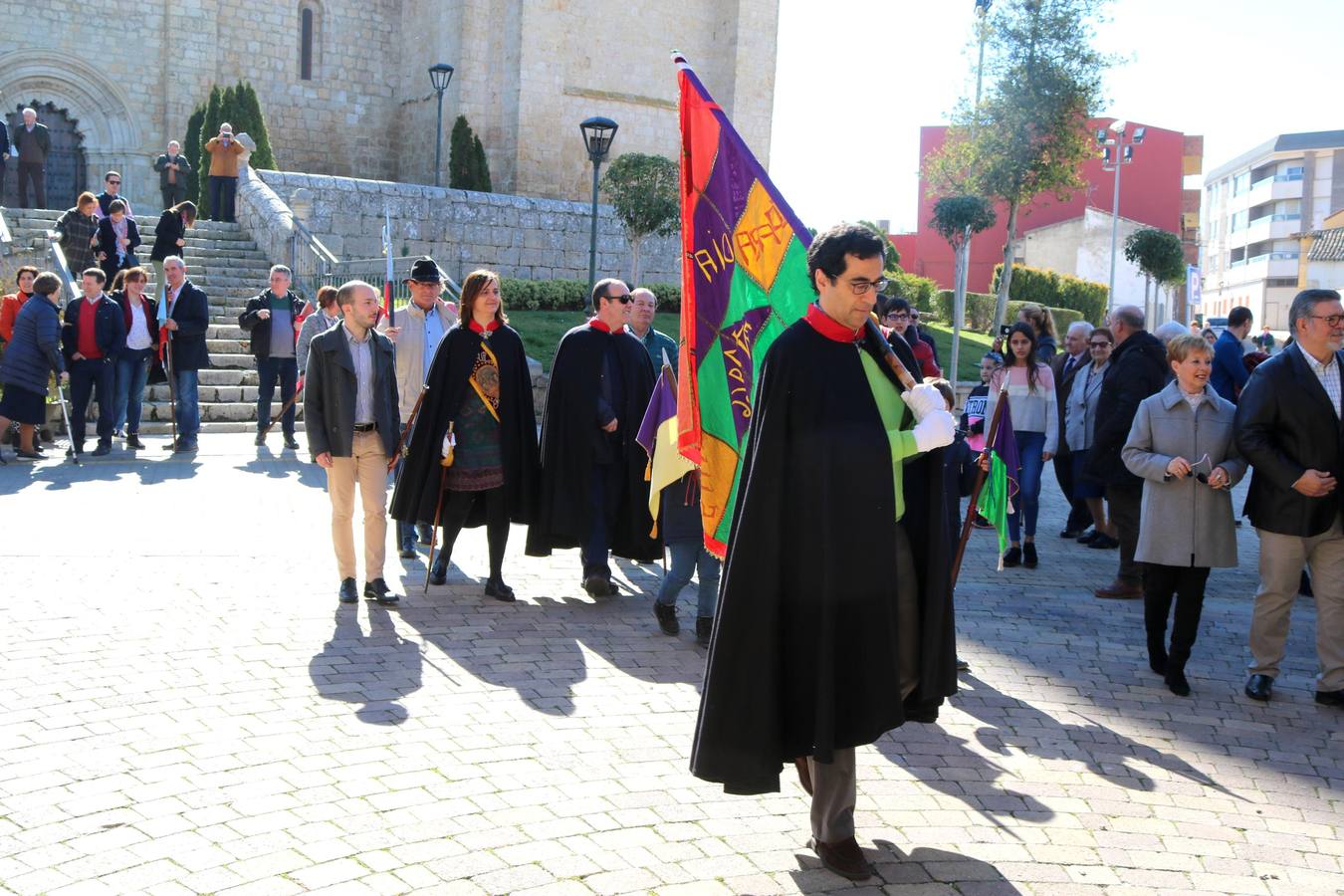 Los niños portaron los banderines durante la celebración y los hermanos de la Cofradía de Ánimas desfilaron por las principales calles de la localidad